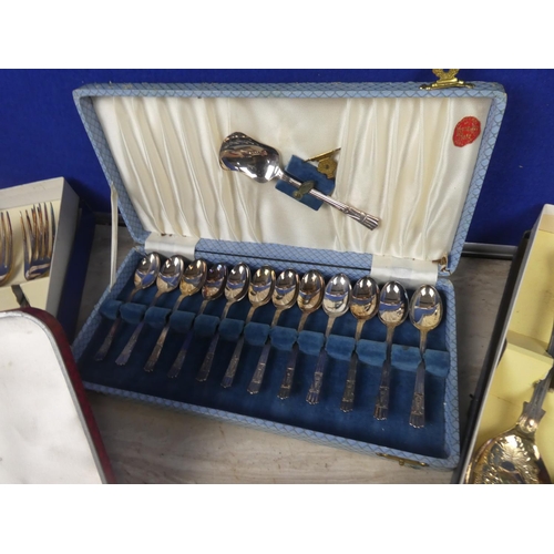 391 - A large lot of boxed vintage cutlery to include Vulcan stainless steel knives, Viners teaspoons and ... 