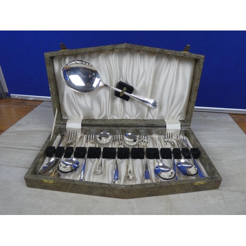 312 - A vintage cased set of pastry forks and spoons.