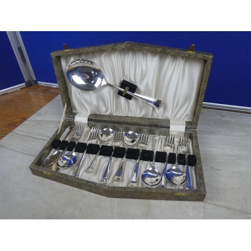 312 - A vintage cased set of pastry forks and spoons.