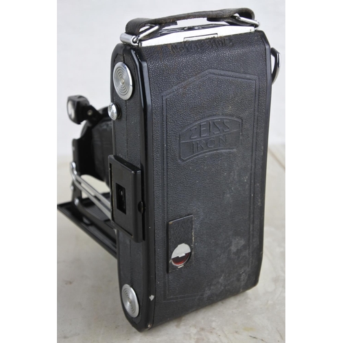 114 - A vintage Zeizz Ikon bellow style camera.