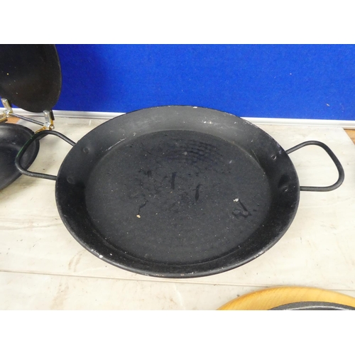 446 - A skillet pan and other cook ware.