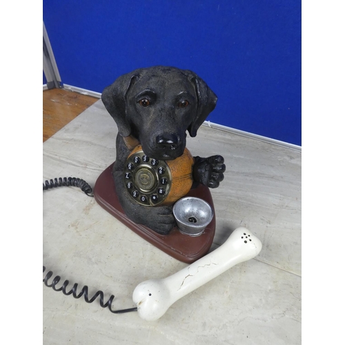 453 - A novelty telephone in the style of a dog.