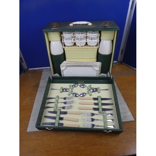 486 - A stunning vintage picnic set with ceramic cups and plates.