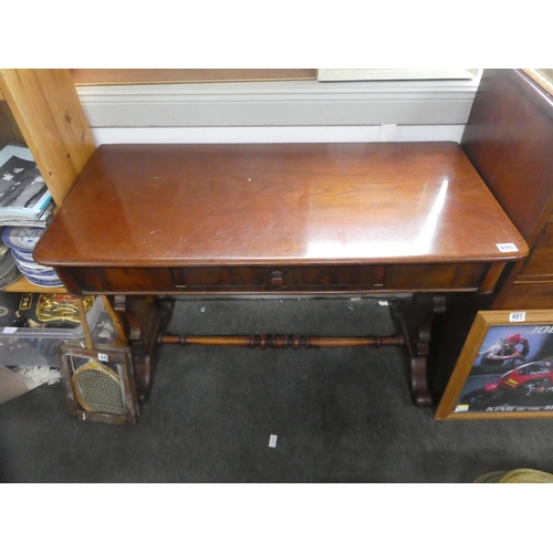 490 - A stunning antique mahogany library table.  Approx 105x73x51cm.