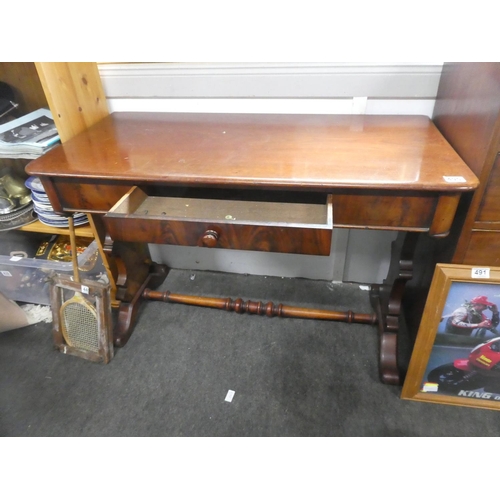 490 - A stunning antique mahogany library table.  Approx 105x73x51cm.