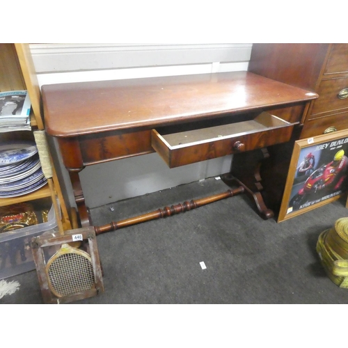 490 - A stunning antique mahogany library table.  Approx 105x73x51cm.