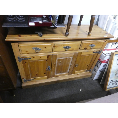 523 - A modern pine sideboard.  Approx 118x81x40cm.