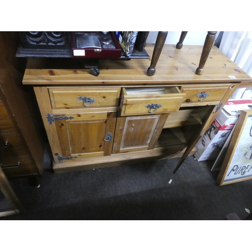 523 - A modern pine sideboard.  Approx 118x81x40cm.