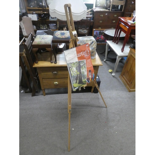 534 - An artist's easel and sketch pad.