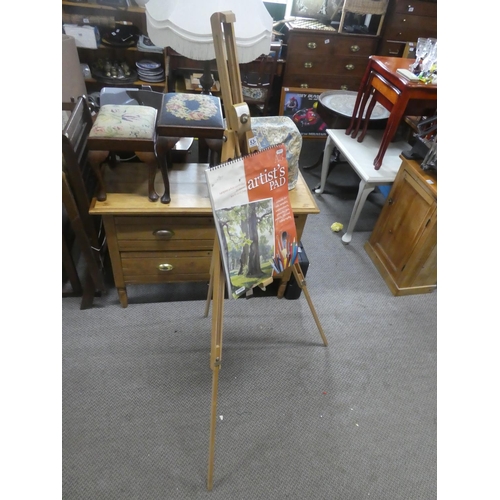 534 - An artist's easel and sketch pad.