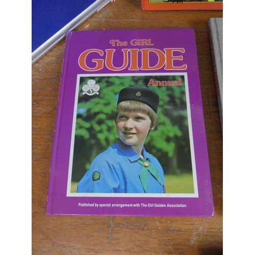 546 - A collection of vintage annuals and books to include Grange Hill, Blue Jeans and more.