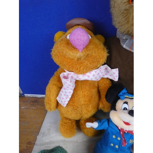 569 - A vintage Fozzie Bear Muppet soft toy and more.