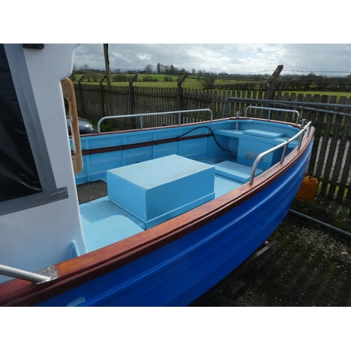 572 - A stunning 19ft fiber glass fishing boat, inboard engine, with cabin and boat trailer. To include a ... 