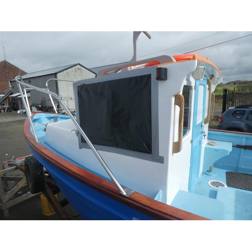 572 - A stunning 19ft fiber glass fishing boat, inboard engine, with cabin and boat trailer. To include a ... 