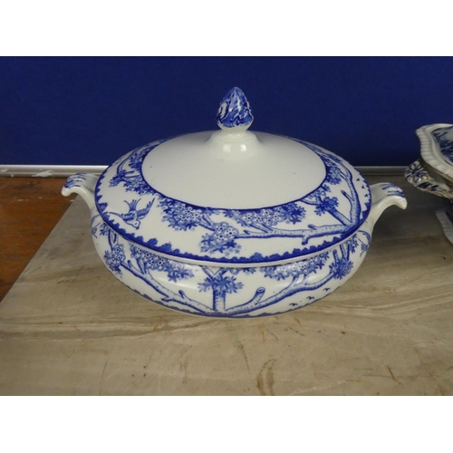 578 - A large lot of antique blue and white ceramic ware.