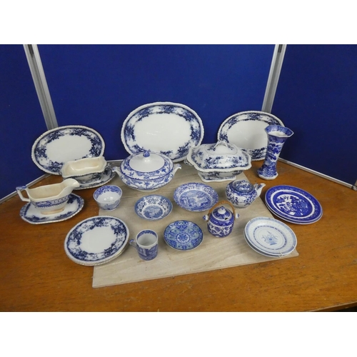 578 - A large lot of antique blue and white ceramic ware.