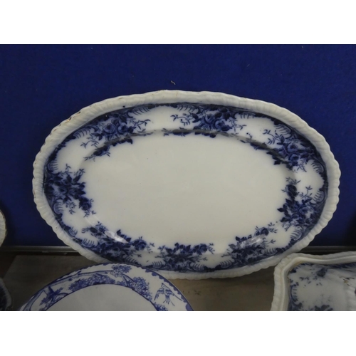 578 - A large lot of antique blue and white ceramic ware.