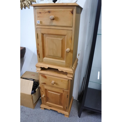 639 - A pair of pine bedside lockers.  Approx 42x61x32cm.