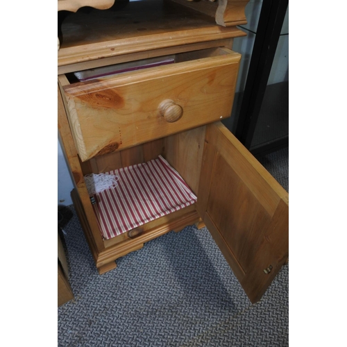 639 - A pair of pine bedside lockers.  Approx 42x61x32cm.