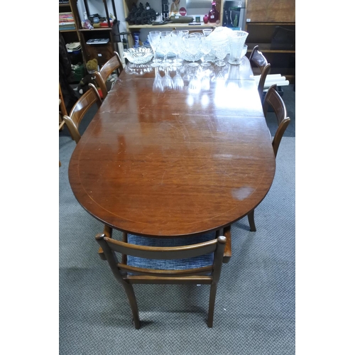 654 - A mahogany dining room table and six chair set.   Table approx 90x195x75cm.