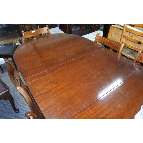 654 - A mahogany dining room table and six chair set.   Table approx 90x195x75cm.