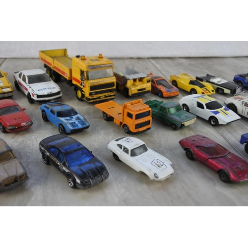 699 - A collection of vintage toy cars.