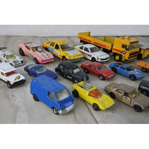 699 - A collection of vintage toy cars.