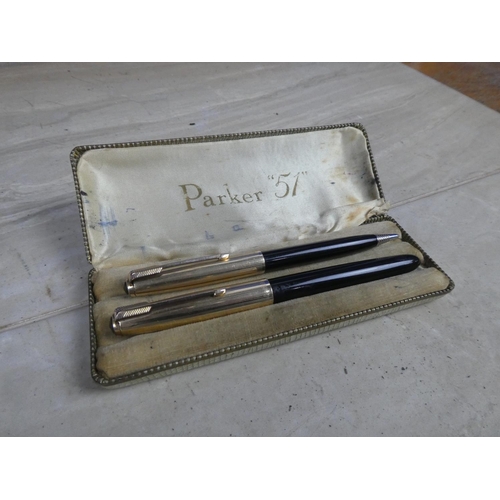 717 - A vintage Parker 51 pen set.