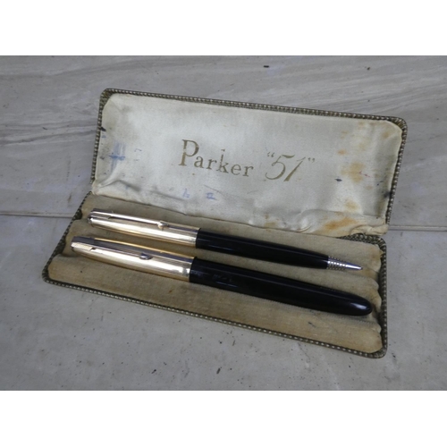 717 - A vintage Parker 51 pen set.