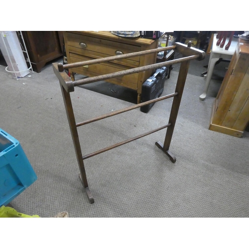 741 - A vintage oak towel rail.  Approx 68x85x21cm.