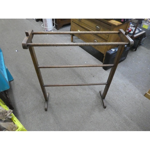 741 - A vintage oak towel rail.  Approx 68x85x21cm.