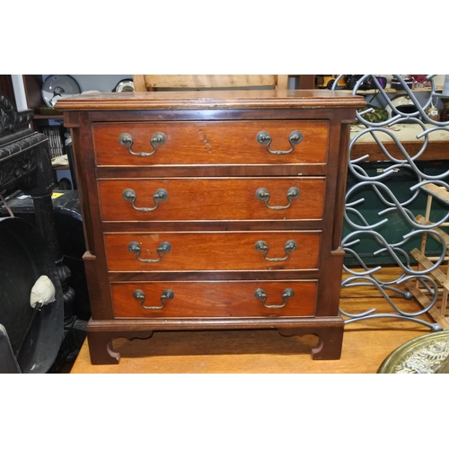 767 - A stunning small chest of four drawers.  Approx 58x59x27cm.