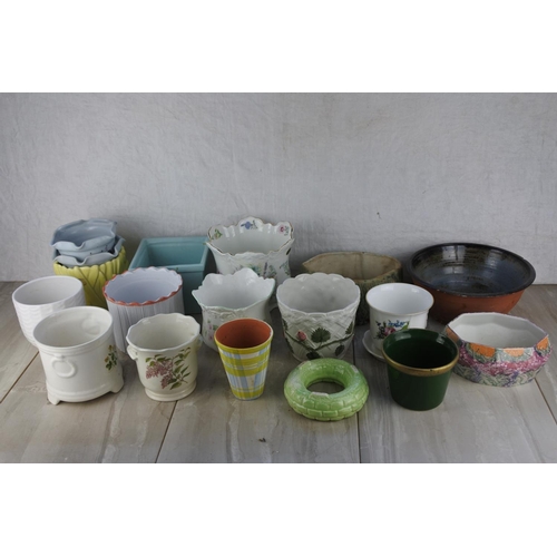 790 - An assortment of plant pots.