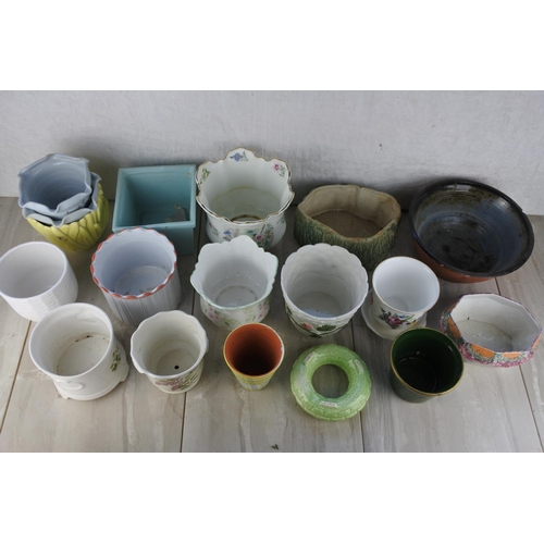 790 - An assortment of plant pots.