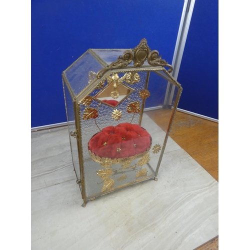 256 - A stunning antique Globe de Mariée in glass case.  Approx 41x23x15cm.