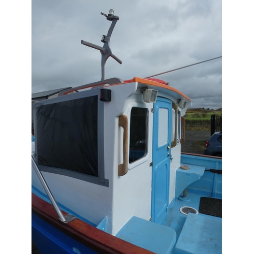 572 - A stunning 19ft fiber glass fishing boat, inboard engine, with cabin and boat trailer. To include a ... 