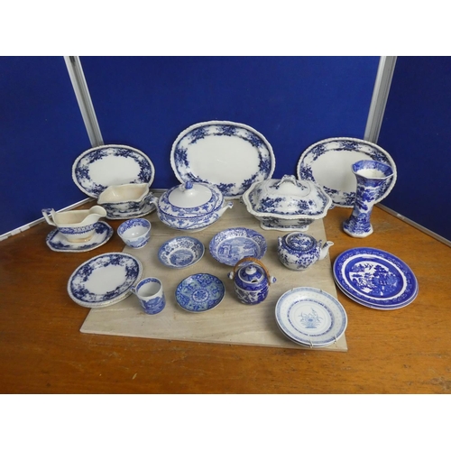 578 - A large lot of antique blue and white ceramic ware.