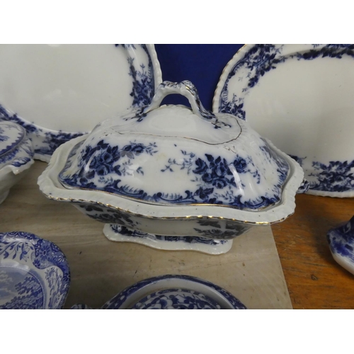 578 - A large lot of antique blue and white ceramic ware.