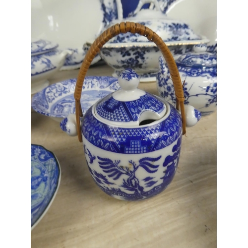 578 - A large lot of antique blue and white ceramic ware.