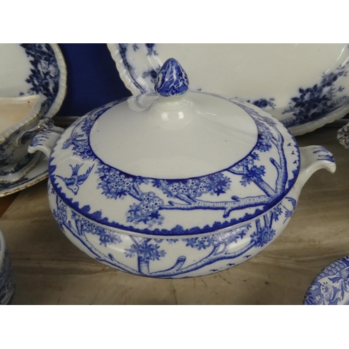 578 - A large lot of antique blue and white ceramic ware.