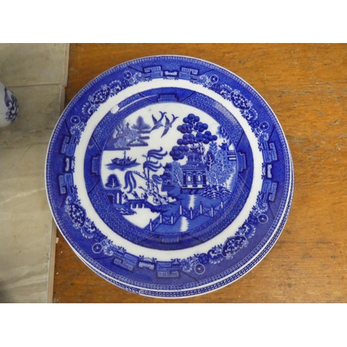 578 - A large lot of antique blue and white ceramic ware.