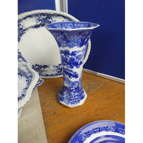 578 - A large lot of antique blue and white ceramic ware.