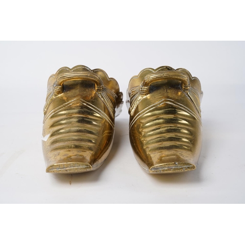 22 - A stunning pair of ornate brass 'stirrups', measuring 29cm x 12cm.
