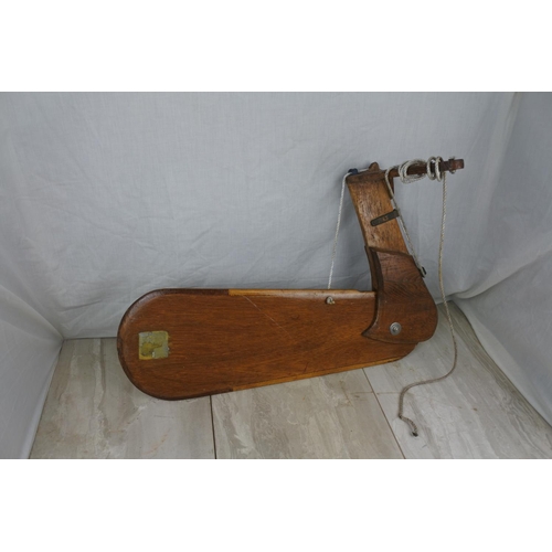 100 - A vintage oak boats rudder, measuring 62cm x 36cm.