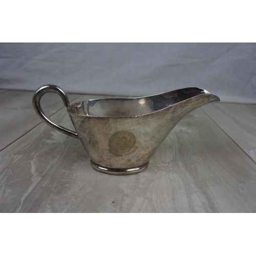 157 - A stunning Walker Hall silver plated gravy boat, engraved Madam Tussaud.