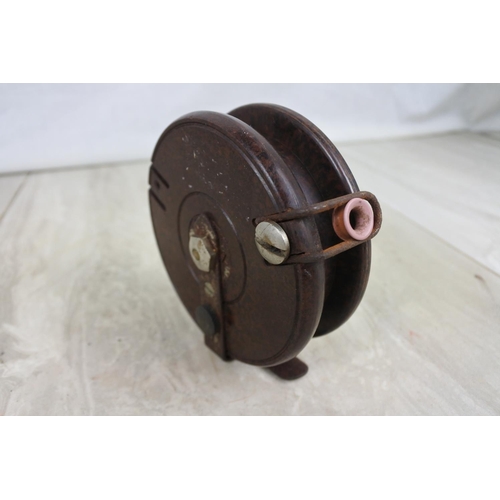 184 - A vintage Bakelite fishing reel.