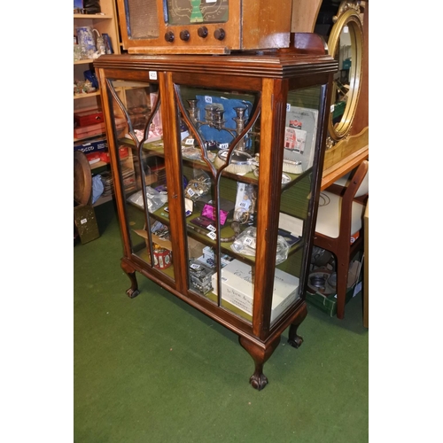 433 - A mahogany china cabinet on ball and claw feet, measuring 88cm x 122cm x 32cm.