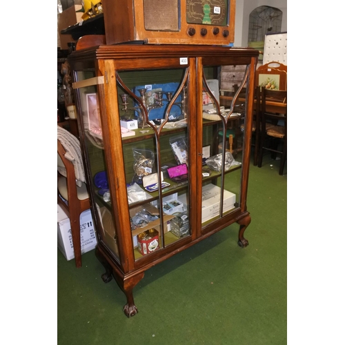 433 - A mahogany china cabinet on ball and claw feet, measuring 88cm x 122cm x 32cm.