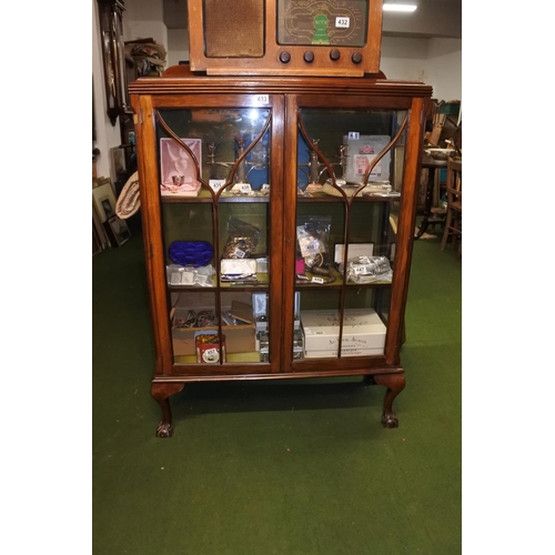 433 - A mahogany china cabinet on ball and claw feet, measuring 88cm x 122cm x 32cm.