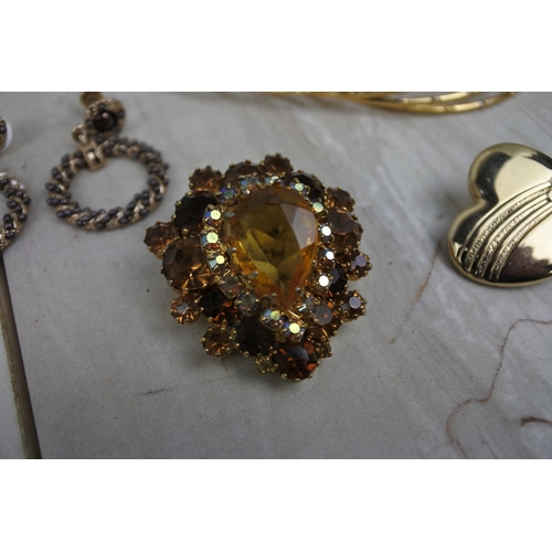 452 - A large lot of various vintage jewellery, earrings and more.